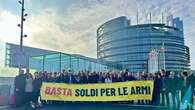 Protesta dei 5 stelle con Conte a Strasburgo: "Basta soldi per le armi"