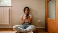 Un chatbot per amico, i ragazzi si affidano all'AI: l'esperto spiega pro e contro
