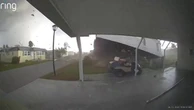 Tornado in Florida, una casa mobile viene sollevata dal vento nella città di Largo