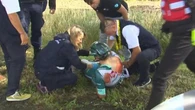 Philipsen, caduta shock al Tour: gravi abrasioni sulla schiena dopo un contatto al traguardo volante