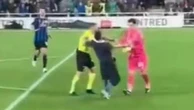 Tifoso dell'atalanta fa invasione e sbeffeggia il portiere della Roma