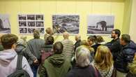 Dagli operai agli studenti, la trasformazione della Bicocca in mostra: foto d’epoca, volti e articoli di cronaca raccontano la storia del quartiere