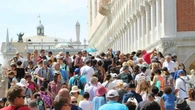 Venezia, l’allarme dei commercianti: “I turisti non spendono, una maxi-tassa per il mordi e fuggi”