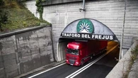 Maxi-tamponamento tra tir al Fréjus: un ferito grave e tunnel paralizzato