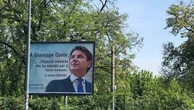 A Milano spunta il cartellone dei fan di Conte: "Persona credibile che ha operato per il bene comune"