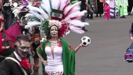 Mondiali, a Città del Messico la parata da brivido con mariachi e guerrieri, Pelé e Maradona