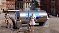 Caldo record in Polonia: superati i 40 gradi, autocisterne in piazza per rinfrescarsi