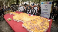 Uno Stradivari di focaccia al salame: a Cremona il violino da 5 metri cucinato da studenti e fornai
