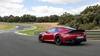 Porsche 911 Carrera 4 GTS, con l’ibrido l’icona di Stoccarda è ancora più “cattiva”. La prova
