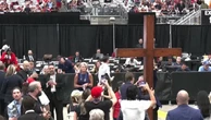 Funerali Charlie Kirk: nello stadio canti e commozione. E c'è chi arriva con una croce gigante