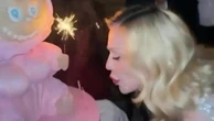 Madonna festeggia 67 anni in Toscana: la torta è a forma di Labubu