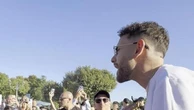 Roma, Rocco Hunt a sorpresa alla Terrazza del Pincio: il mini concerto improvvisato tra la folla