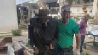 In posa con un cadavere, operaio del cimitero a processo per vilipendio: la sua foto virale in chat