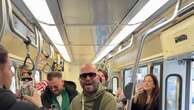 Giuliano Sangiorgi canta "Mentre tutto scorre" sul tram dove la canzone nacque vent'anni fa