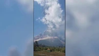 Indonesia: erutta il vulcano Laki Laki, la nube di cenere raggiunge i 18 chilometri