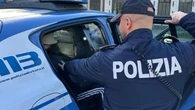 Molesta una donna in zona Cadorna, poi picchia gli agenti di Polizia: arrestato