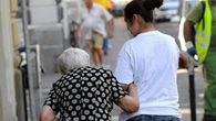 Più badanti che colf, il segno dell’Italia che invecchia: il report dell’Inps