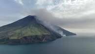 Stromboli, si intensifica attività effusiva: la colata di lava raggiunge il mare