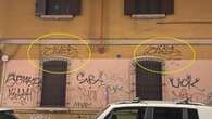 Identificato ‘Sayer’, il graffitaro seriale che colpiva le scuole di Milano: la sua tag anche sul muro del palazzo in cui abita