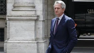 Mediobanca, agli azionisti 4,9 miliardi cash in tre anni. Forti rischi con l’offerta Mps