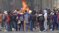 Bolivia, barricate in fiamme e lacrimogeni a La Paz: la rivolta dei minatori contro il presidente Paz