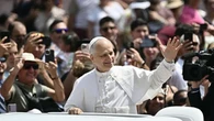 Nuovo appello di Leone XIV: “I combattenti si fermino”. Poi il giro tra i fedeli con la papamobile