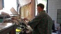 Kiev, un caffè sotto le bombe: apre il bar distrutto dai raid russi il giorno dopo l'inaugurazione
