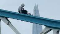 Londra: uomo si arrampica sul Tower Bridge, il ponte chiuso dalla polizia