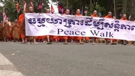 Cambogia, oltre 2.500 monaci buddisti marciano a favore della pace con la Thailandia: "Grazie Trump"