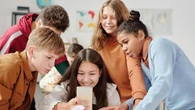 Niente smartphone in classe, ecco come le superiori si preparano ad applicare la norma Valditara