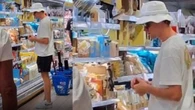 Sinner fa la spesa in un discount in Sardegna: la foto al banco formaggi
