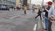 Protesta ProPal al Giro d'Italia, manifestante si lancia tra i ciclisti che lo evitano per un soffio