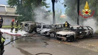 Abbiategrasso, incendio in strada distrugge cinque auto di cui una a gas: si indaga sulle cause