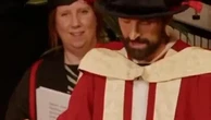 Laurea per il cantante dei Kasabian, lui festaggia come Ranieri: “Dilly ding, dilly dong”