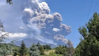 Etna, fuochi d’artificio davanti ai turisti. “Ma avvicinarsi alla lava sarebbe pericolosissimo”