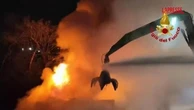 Incendio nella ditta di rifiuti a Bollate: i vigili al lavoro tra le fiamme per spegnere il rogo