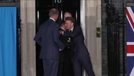 Zelensky a Londra: il tavolo con Starmer, Merz e Macron poi l'abbraccio col presidente francese