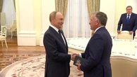 Mosca, la stretta di mano tra Putin e Witkoff prima del vertice