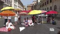 Roma, in piazza con l'ombrellone contro la proroga del Governo alle concessioni balneari