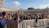 La traslazione della bara di Papa Francesco: il feretro a San Pietro e l'applauso dei fedeli