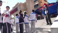 Cina, studenti affrontano il "gaokao": tutti in fila per il temuto test di ammissione all'università