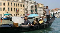 Venezia, l’assalto dei turisti ai traghetti gondola a due euro. I residenti: così ci rimettiamo noi