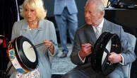 Carlo e Camilla suonatori di tamburello per accompagnare danze tradizionali dell' Irlanda del Nord