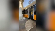 Milano, tram deragliato: i passeggeri ancora a bordo dopo lo schianto tra pianti e urla