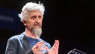 Ascanio Celestini: “Ascolto storie e le racconto, riparo la realtà come mio padre restaurava mobili”