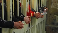 Venezuela, rivolta in un carcere. Centinaia di detenuti denunciano: “Ci torturano”