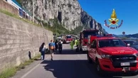 Lecco, viaggiatori calati con l’autoscala: passeggeri in strada dopo il crollo del masso