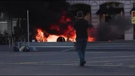 Ginevra, tensione al corteo anti G7: in fiamme una Tesla e vetrine in frantumi