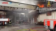 Treviso, incendio a Cordignano in una ditta di pannelli fotovoltaici: le immagini dei soccorsi