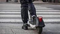 Si scontra con il monopattino contro un’auto in via Melzi d’Eril: morto un ragazzo di 20 anni